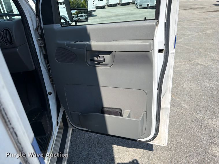image for item FC3267 2005 Starcraft Ford E450 Super Duty shuttle bus