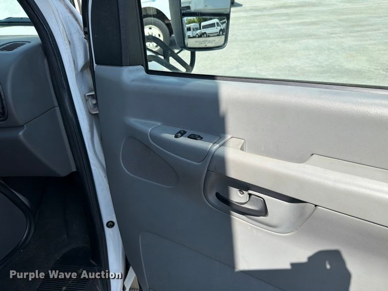 image for item FC3267 2005 Starcraft Ford E450 Super Duty shuttle bus