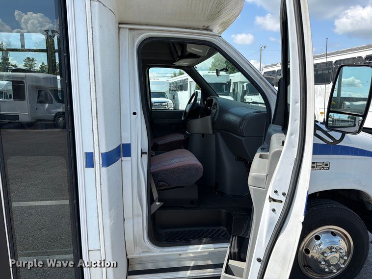 image for item FC3267 2005 Starcraft Ford E450 Super Duty shuttle bus