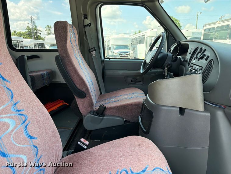 image for item FC3267 2005 Starcraft Ford E450 Super Duty shuttle bus