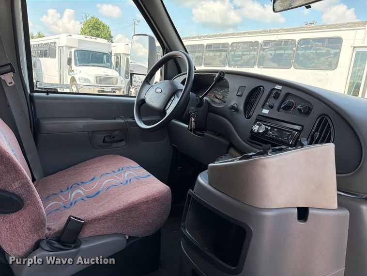image for item FC3267 2005 Starcraft Ford E450 Super Duty shuttle bus