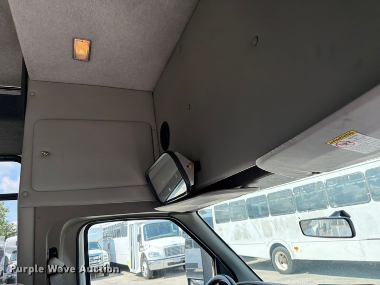 image for item FC3267 2005 Starcraft Ford E450 Super Duty shuttle bus
