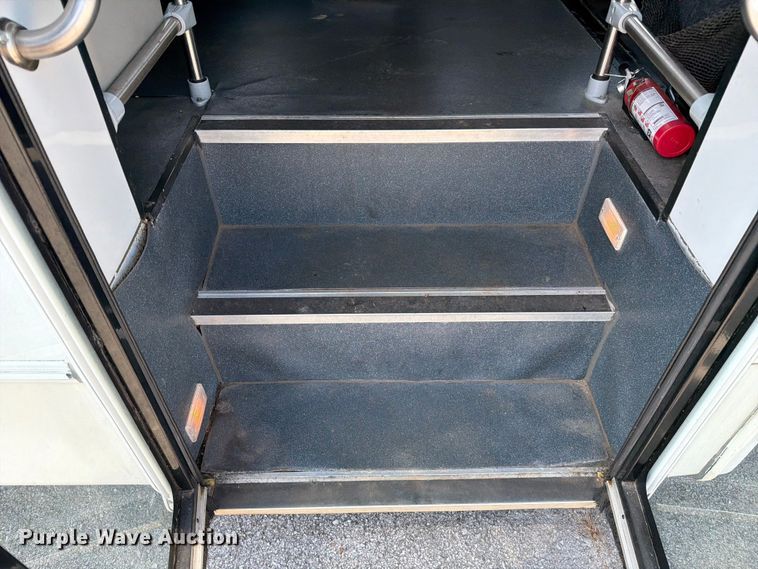 image for item FC3267 2005 Starcraft Ford E450 Super Duty shuttle bus
