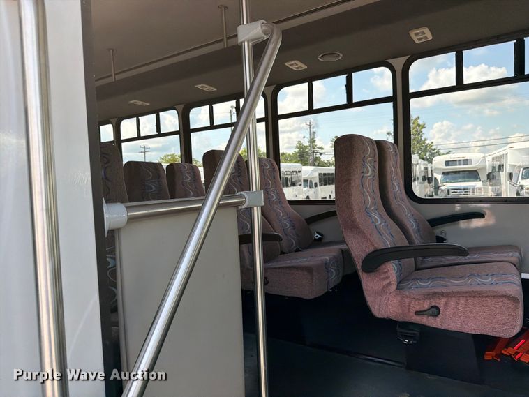 image for item FC3267 2005 Starcraft Ford E450 Super Duty shuttle bus