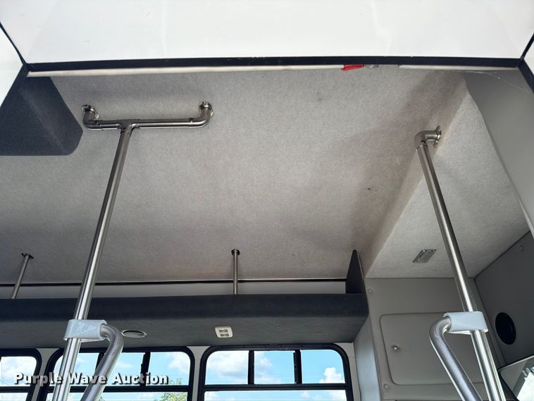 image for item FC3267 2005 Starcraft Ford E450 Super Duty shuttle bus