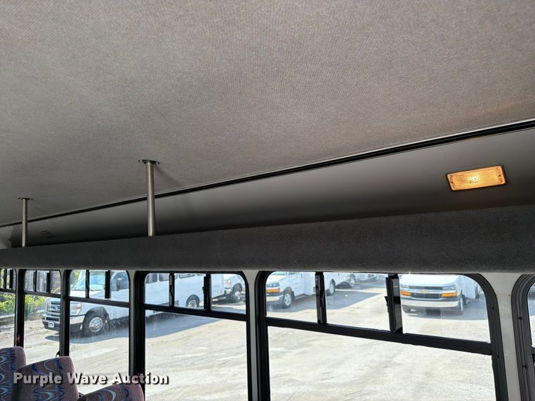 image for item FC3267 2005 Starcraft Ford E450 Super Duty shuttle bus