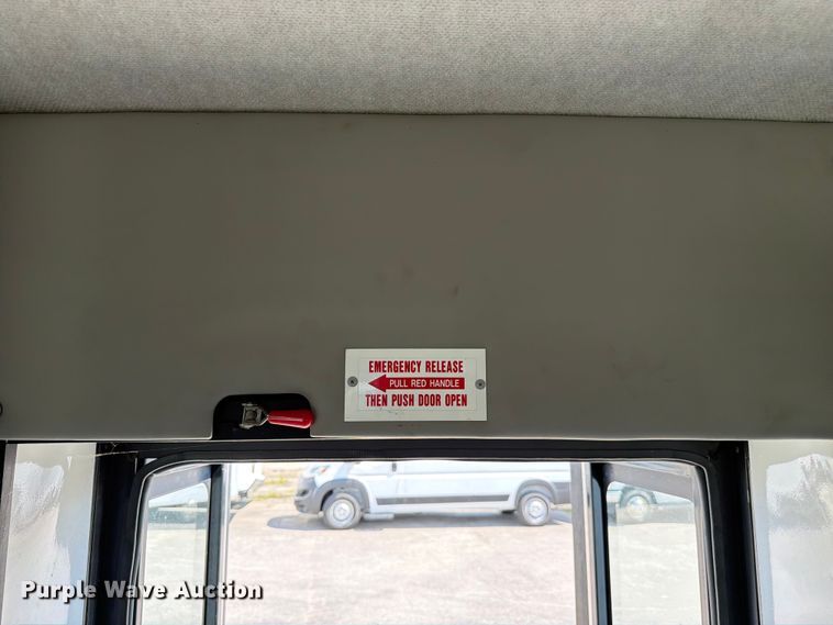 image for item FC3267 2005 Starcraft Ford E450 Super Duty shuttle bus