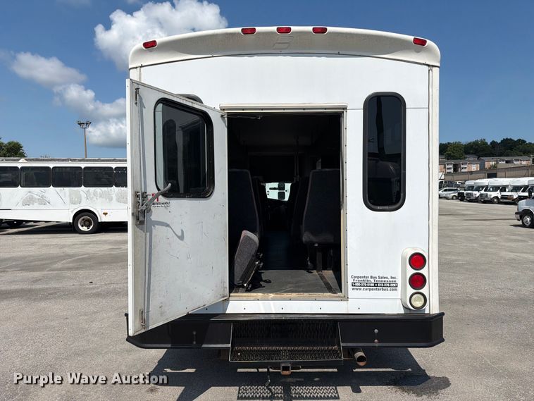 image for item FC3267 2005 Starcraft Ford E450 Super Duty shuttle bus
