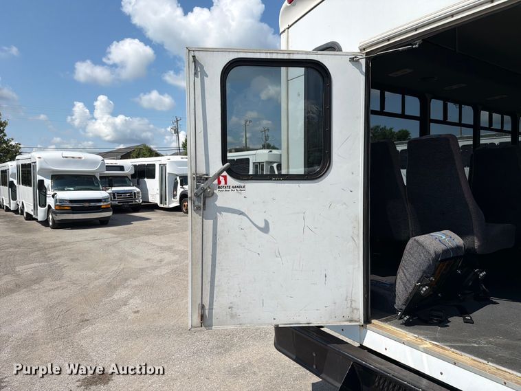 image for item FC3267 2005 Starcraft Ford E450 Super Duty shuttle bus