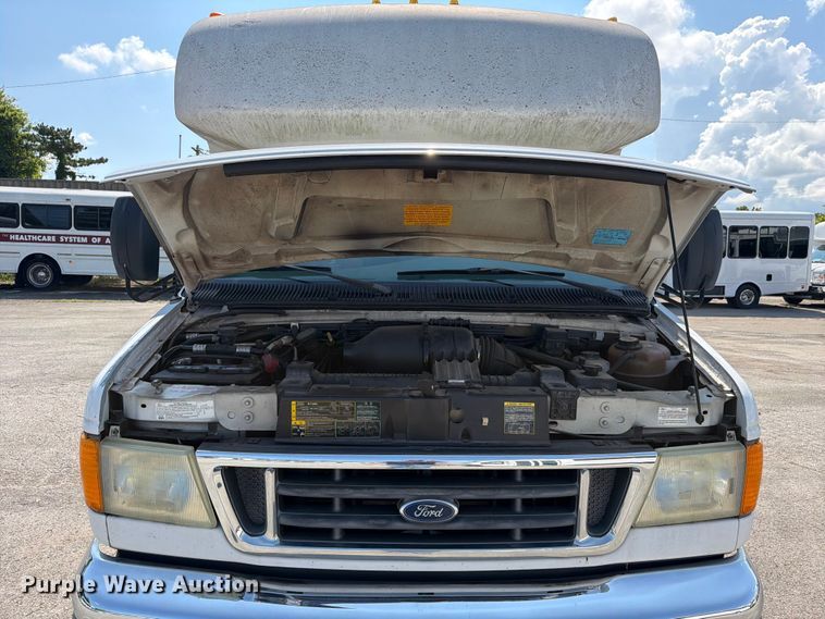image for item FC3267 2005 Starcraft Ford E450 Super Duty shuttle bus