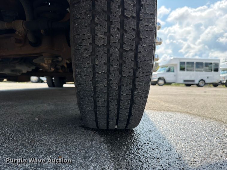 image for item FC3267 2005 Starcraft Ford E450 Super Duty shuttle bus