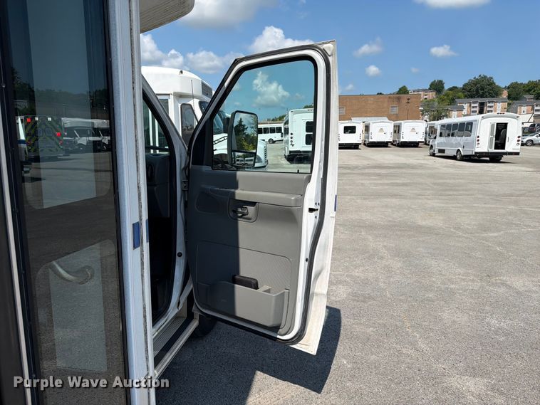 image for item FC3267 2005 Starcraft Ford E450 Super Duty shuttle bus