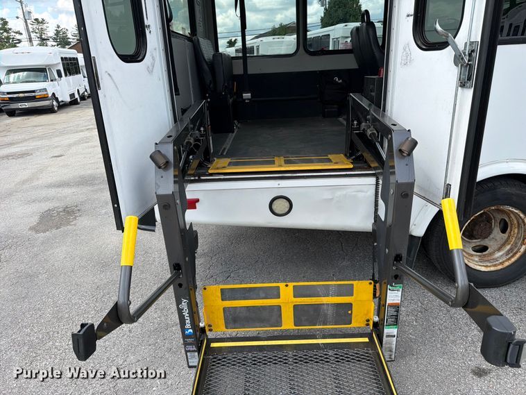 image for item FC3269 2017 Starcraft Ford E450 Super Duty shuttle bus