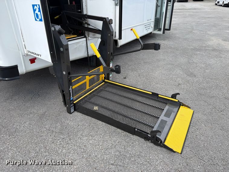 image for item FC3269 2017 Starcraft Ford E450 Super Duty shuttle bus