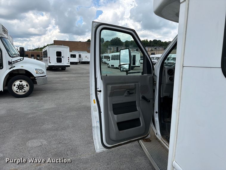 image for item FC3269 2017 Starcraft Ford E450 Super Duty shuttle bus