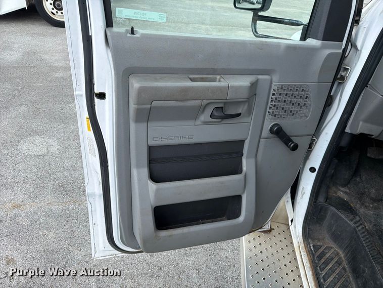 image for item FC3269 2017 Starcraft Ford E450 Super Duty shuttle bus
