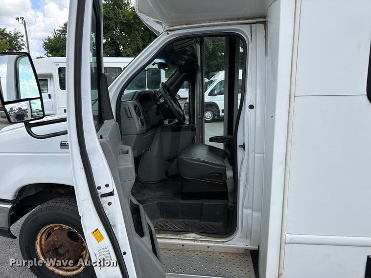 image for item FC3269 2017 Starcraft Ford E450 Super Duty shuttle bus