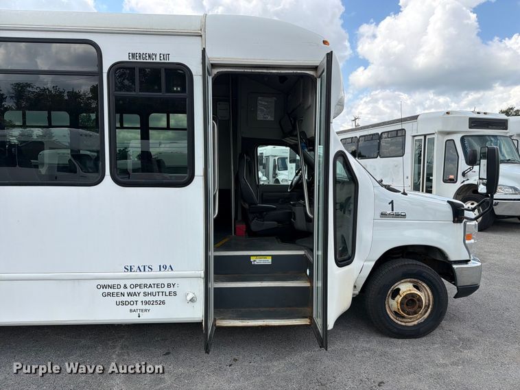 image for item FC3269 2017 Starcraft Ford E450 Super Duty shuttle bus