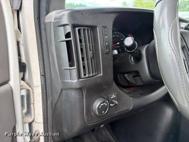 image for item FC3270 2013 Chevrolet Express shuttle bus