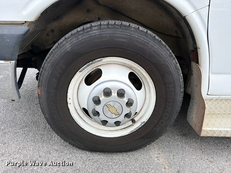 image for item FC3270 2013 Chevrolet Express shuttle bus
