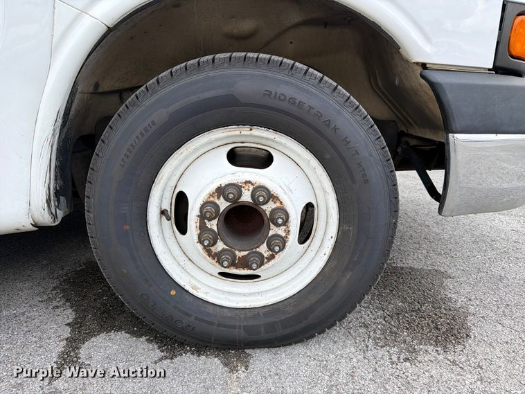 image for item FC3270 2013 Chevrolet Express shuttle bus
