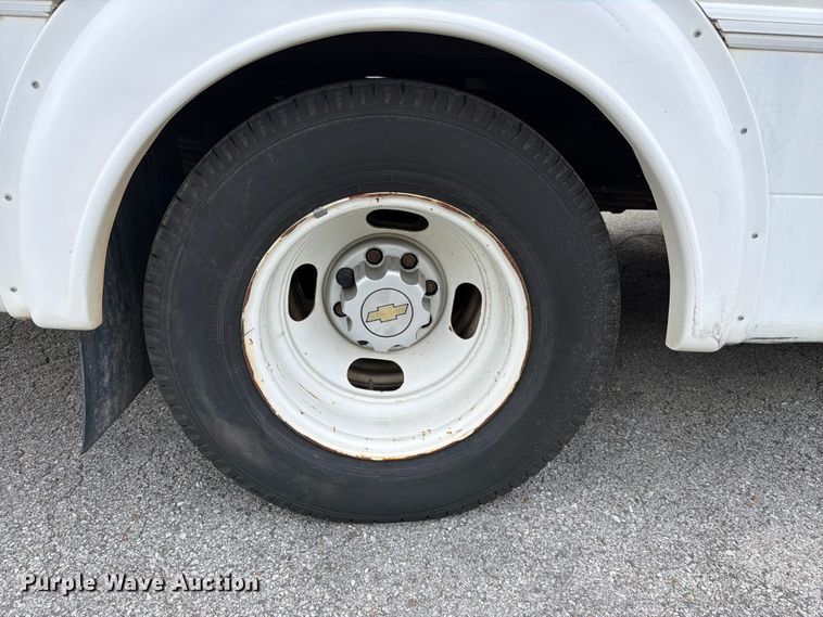 image for item FC3270 2013 Chevrolet Express shuttle bus