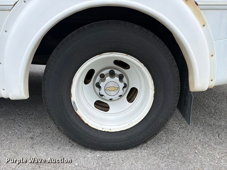 image for item FC3270 2013 Chevrolet Express shuttle bus