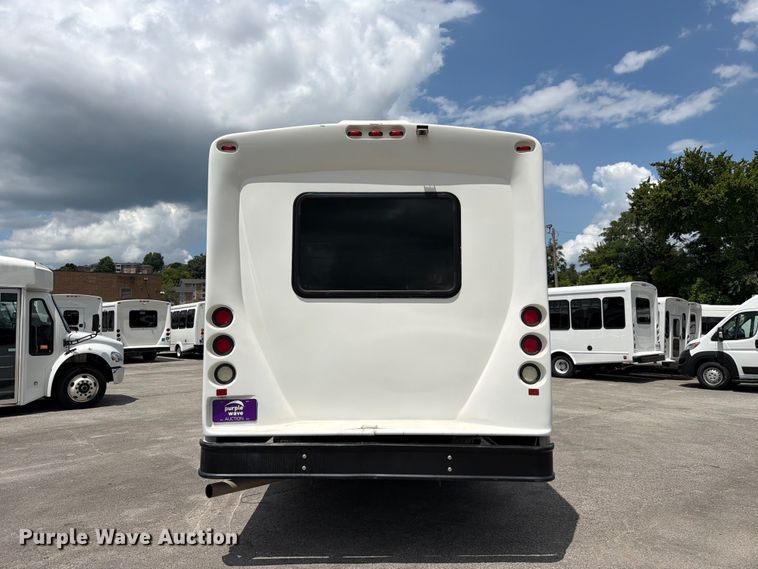 image for item FC3271 2016 Ford F550 Super Duty shuttle bus