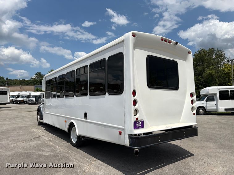 image for item FC3271 2016 Ford F550 Super Duty shuttle bus