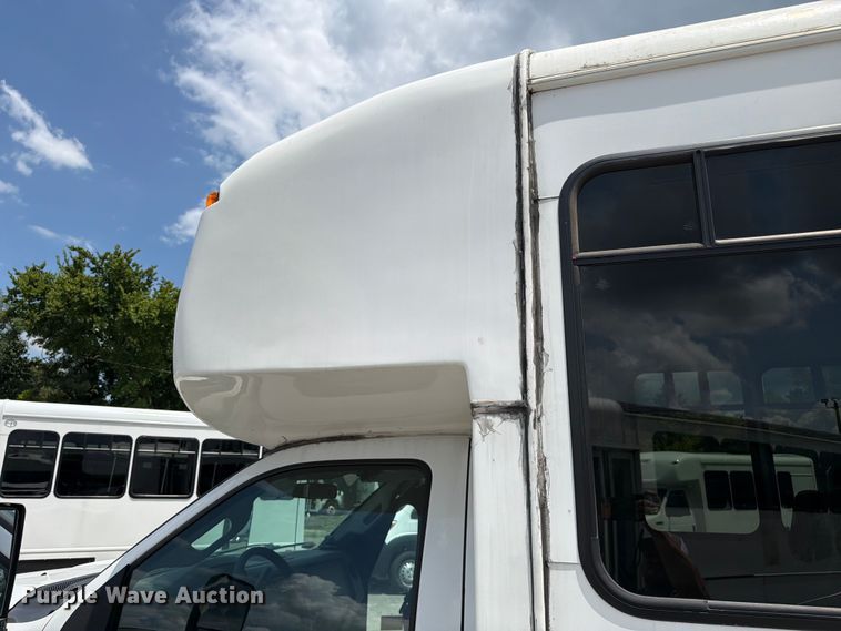 image for item FC3271 2016 Ford F550 Super Duty shuttle bus
