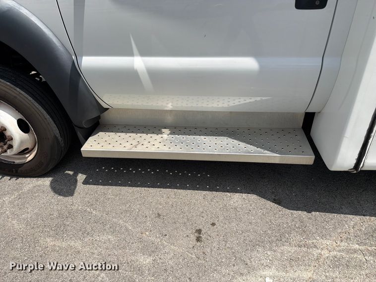 image for item FC3271 2016 Ford F550 Super Duty shuttle bus