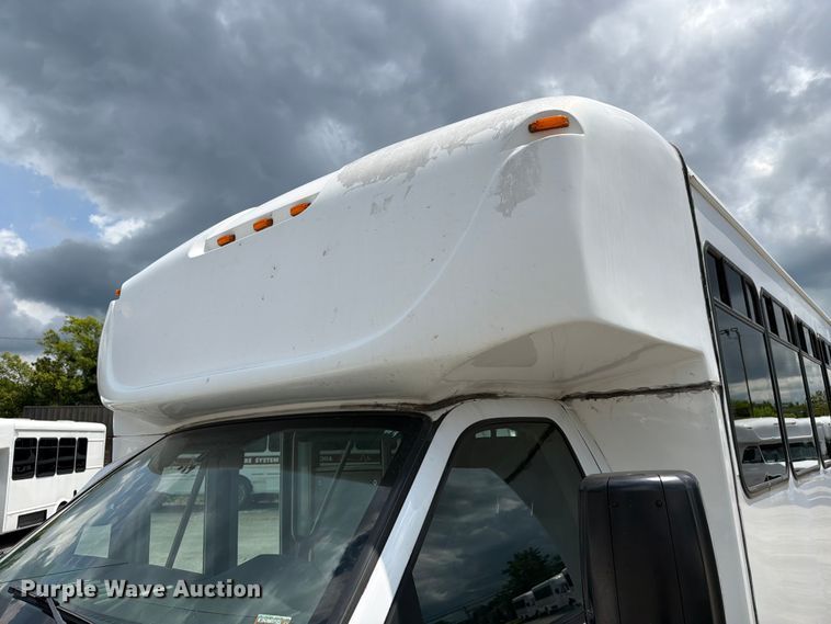 image for item FC3271 2016 Ford F550 Super Duty shuttle bus