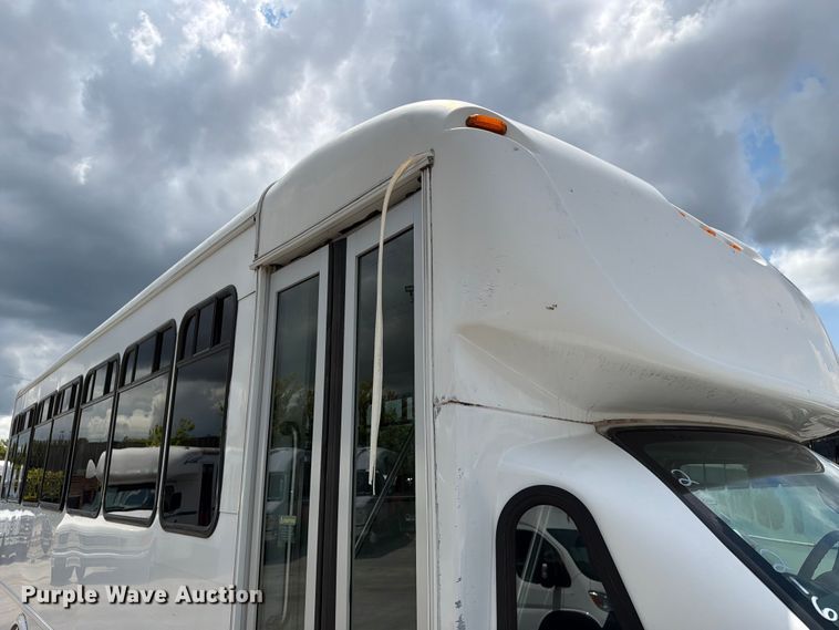 image for item FC3271 2016 Ford F550 Super Duty shuttle bus