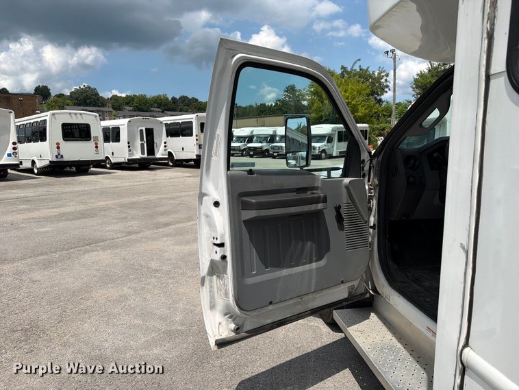 image for item FC3271 2016 Ford F550 Super Duty shuttle bus