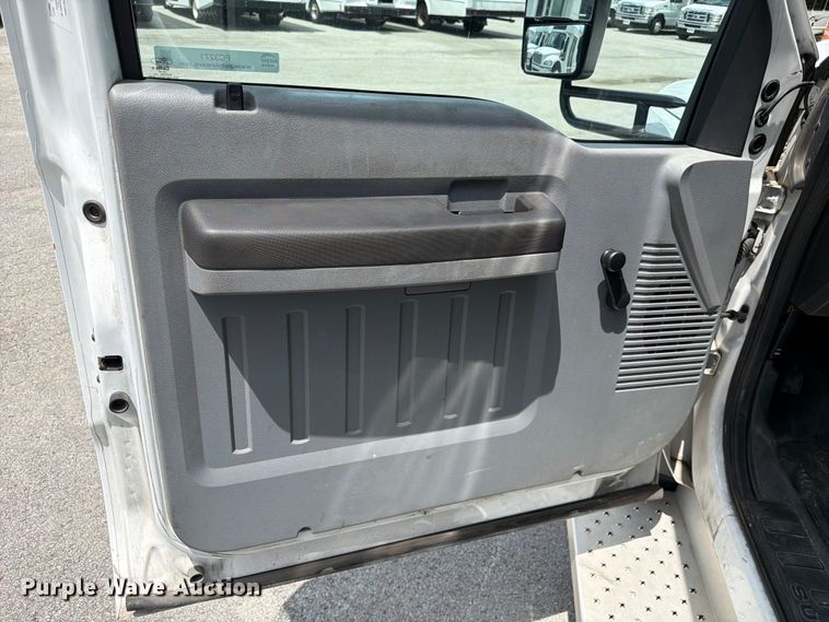 image for item FC3271 2016 Ford F550 Super Duty shuttle bus