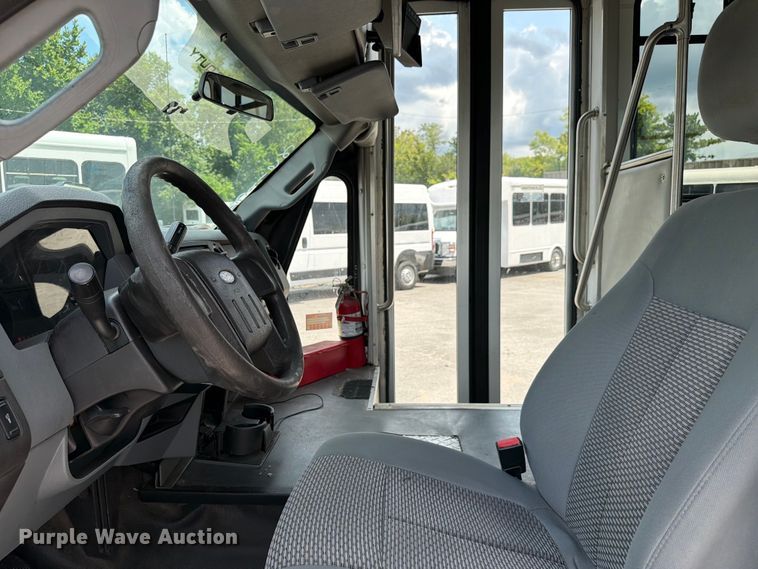 image for item FC3271 2016 Ford F550 Super Duty shuttle bus