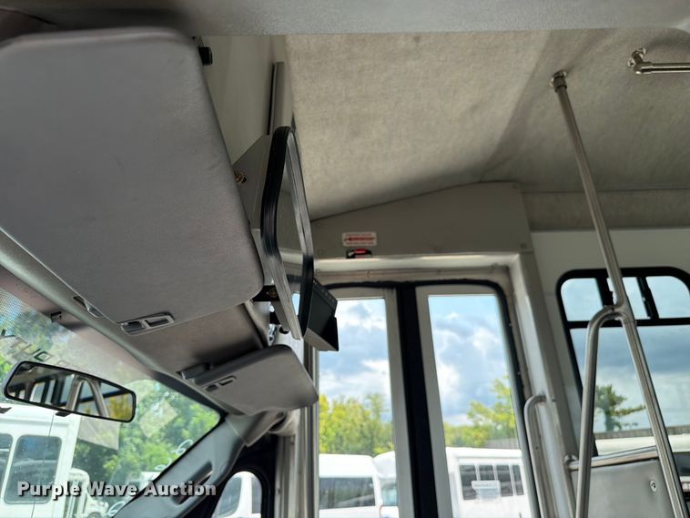 image for item FC3271 2016 Ford F550 Super Duty shuttle bus