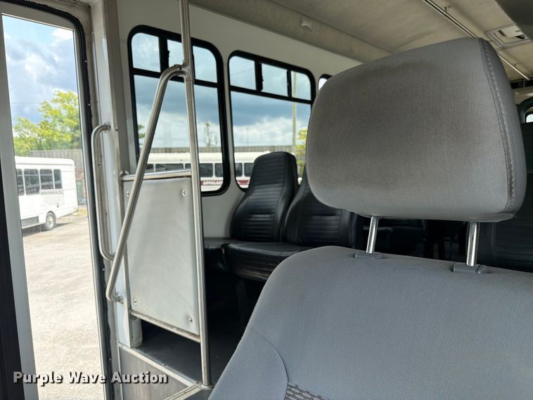 image for item FC3271 2016 Ford F550 Super Duty shuttle bus