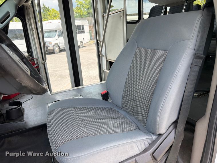 image for item FC3271 2016 Ford F550 Super Duty shuttle bus
