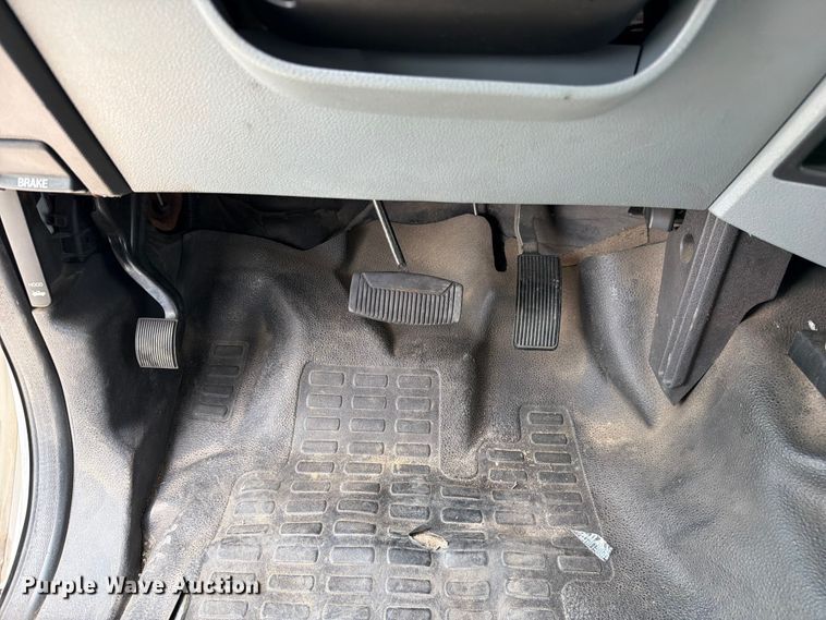 image for item FC3271 2016 Ford F550 Super Duty shuttle bus