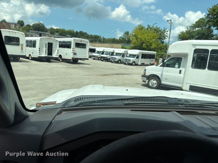 image for item FC3271 2016 Ford F550 Super Duty shuttle bus