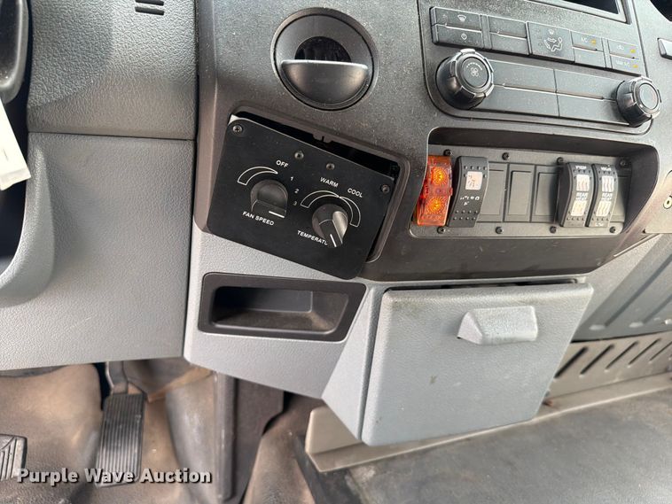 image for item FC3271 2016 Ford F550 Super Duty shuttle bus