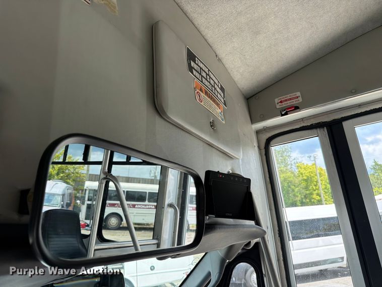 image for item FC3271 2016 Ford F550 Super Duty shuttle bus