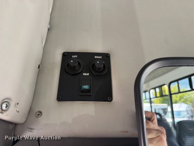 image for item FC3271 2016 Ford F550 Super Duty shuttle bus