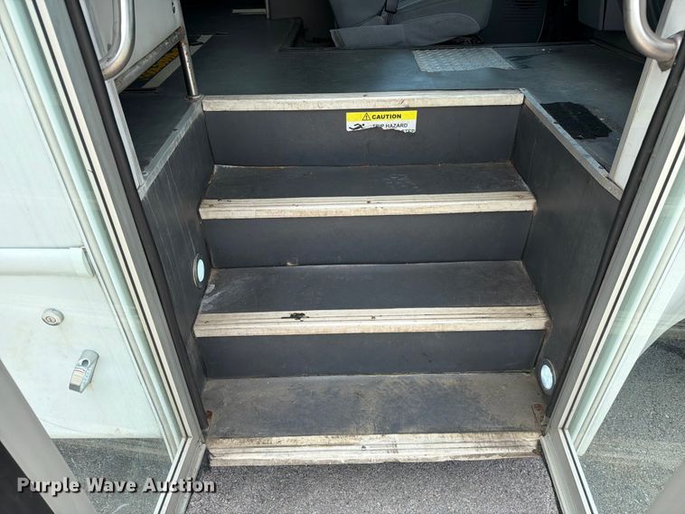 image for item FC3271 2016 Ford F550 Super Duty shuttle bus