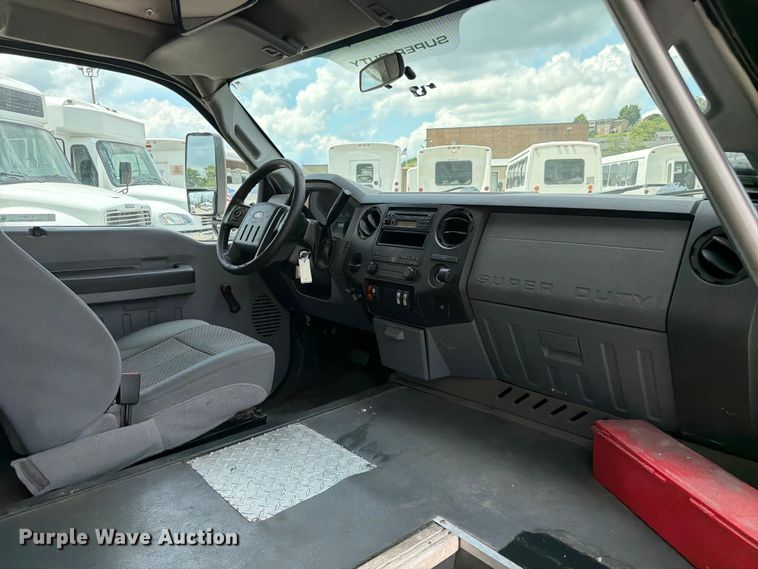image for item FC3271 2016 Ford F550 Super Duty shuttle bus