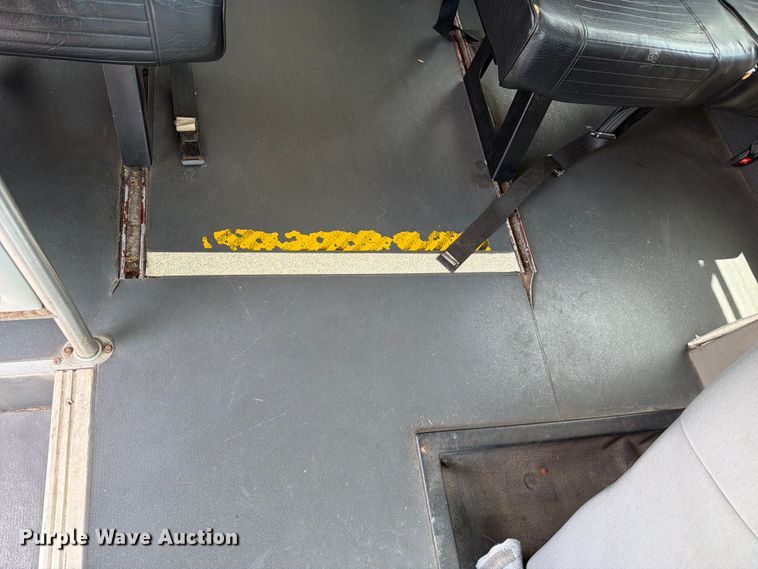 image for item FC3271 2016 Ford F550 Super Duty shuttle bus