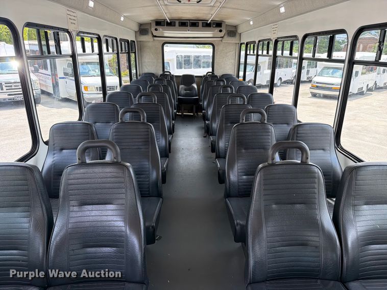 image for item FC3271 2016 Ford F550 Super Duty shuttle bus