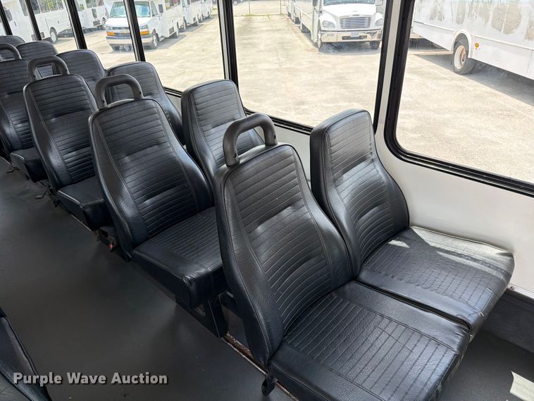image for item FC3271 2016 Ford F550 Super Duty shuttle bus