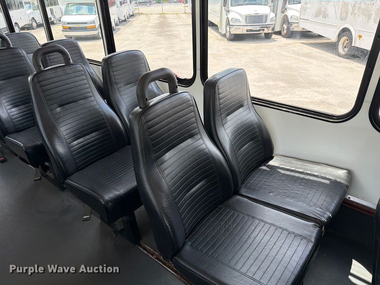 image for item FC3271 2016 Ford F550 Super Duty shuttle bus